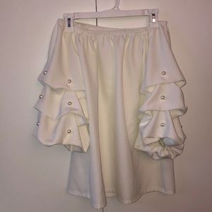 Sleek & Classic 3-4 length Pearl Sleeve Blouse!